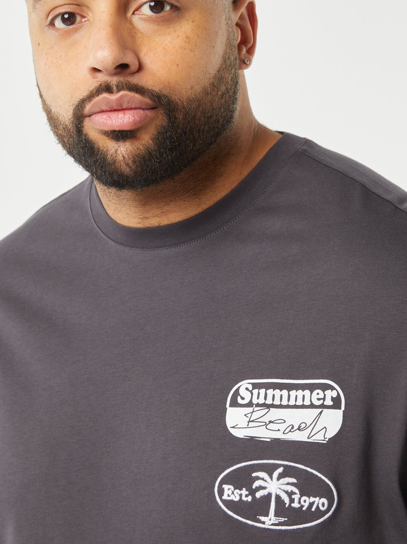 T-shirt de manga curta com bordado e grande estampado atrás PRETO - Kiabi