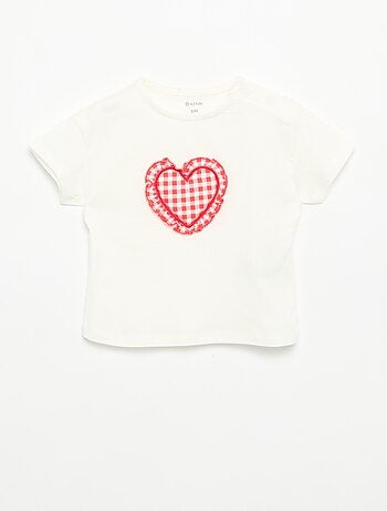 T-shirt de manga curta com coração cosido