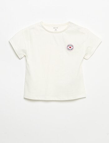 T-shirt de manga curta com coração cosido