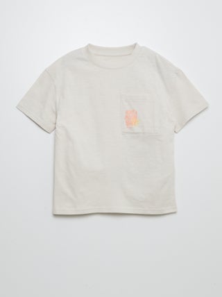 T-shirt de manga curta com estampado e bolso frontal
