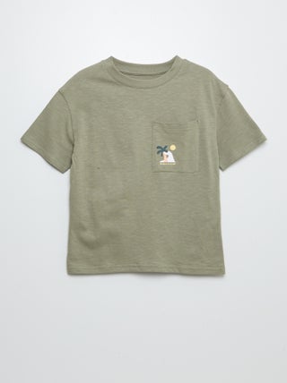 T-shirt de manga curta com estampado e bolso frontal