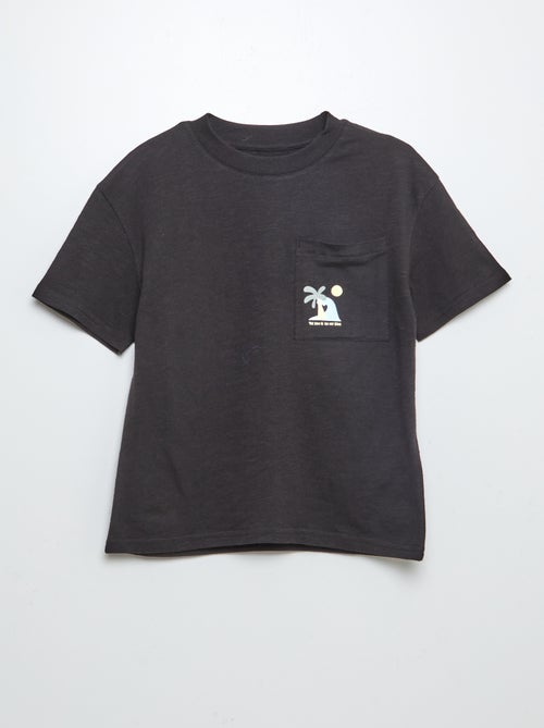 T-shirt de manga curta com estampado e bolso frontal - Kiabi