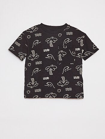 T-shirt de manga curta com estampado e bolso frontal
