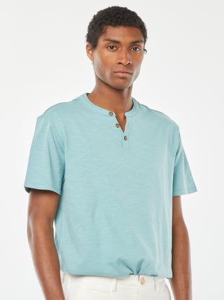 T-shirt de manga curta com gola tunisina