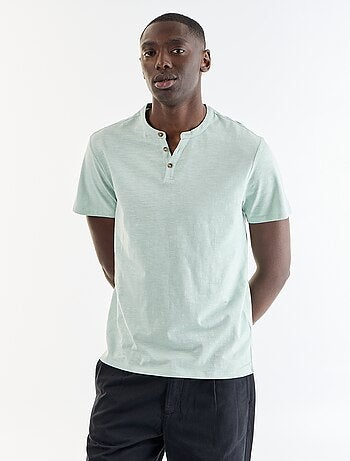 T-shirt de manga curta com gola tunisina