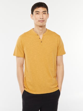 T-shirt de manga curta com gola tunisina