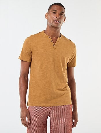 T-shirt de manga curta com gola tunisina