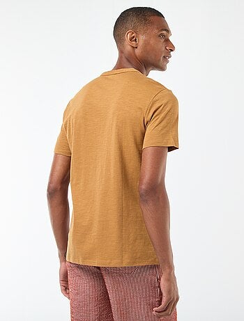 T-shirt de manga curta com gola tunisina