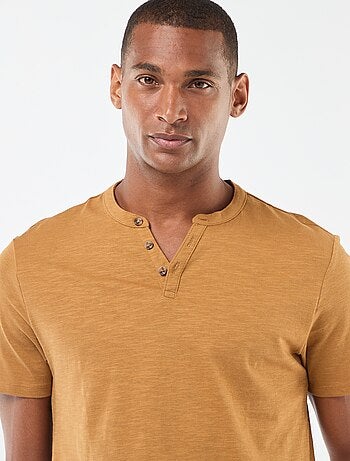 T-shirt de manga curta com gola tunisina