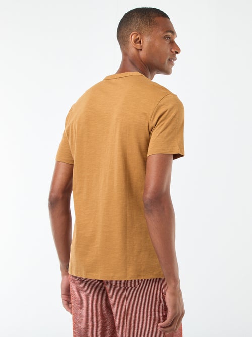 T-shirt de manga curta com gola tunisina - Kiabi