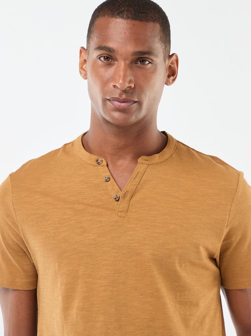 T-shirt de manga curta com gola tunisina - Kiabi