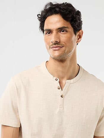 T-shirt de manga curta com gola tunisina