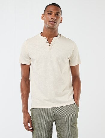 T-shirt de manga curta com gola tunisina