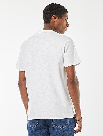 T-shirt de manga curta com gola tunisina