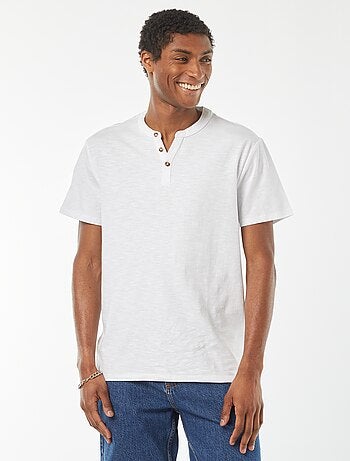 T-shirt de manga curta com gola tunisina