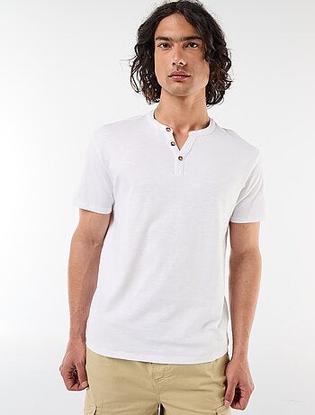 T-shirt de manga curta com gola tunisina
