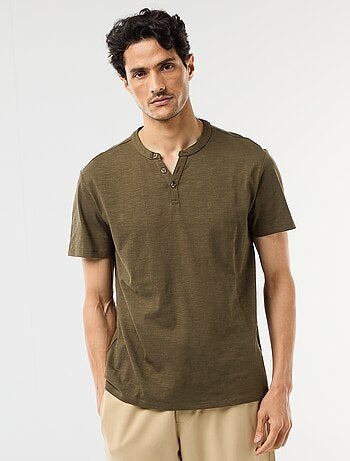 T-shirt de manga curta com gola tunisina