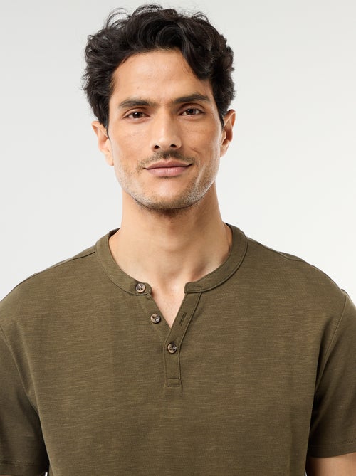 T-shirt de manga curta com gola tunisina - Kiabi