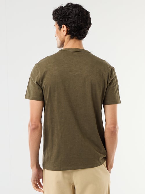 T-shirt de manga curta com gola tunisina - Kiabi