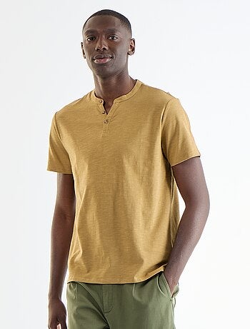 T-shirt de manga curta com gola tunisina