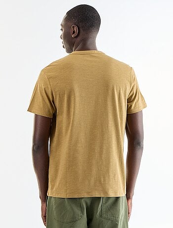 T-shirt de manga curta com gola tunisina