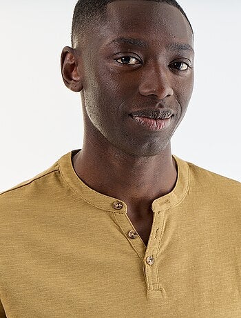 T-shirt de manga curta com gola tunisina