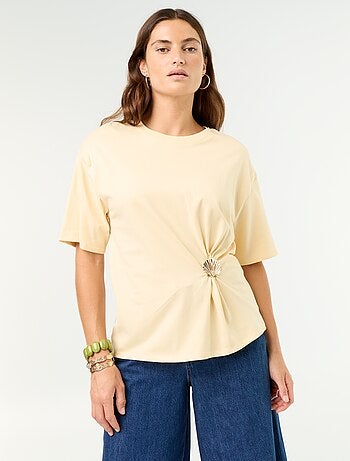 T-shirt de manga curta com joia de concha