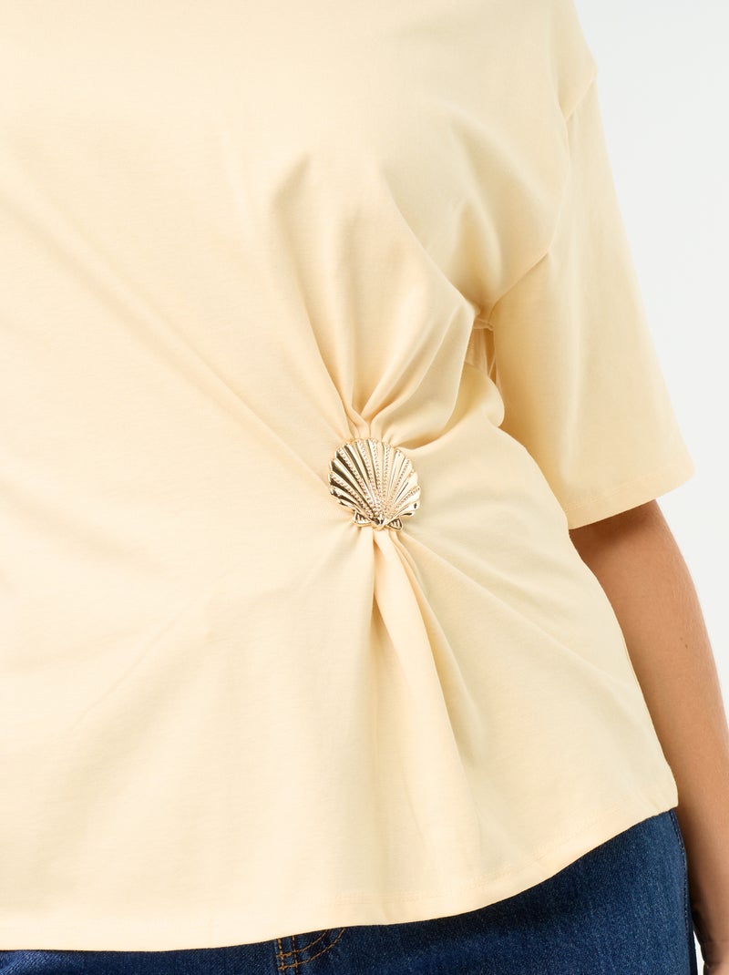T-shirt de manga curta com joia de concha Bege - Kiabi