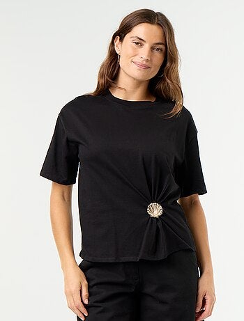 T-shirt de manga curta com joia de concha