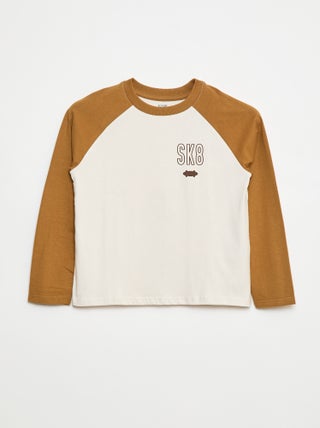 T-shirt de manga em raglã