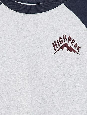 T-shirt de manga em raglã