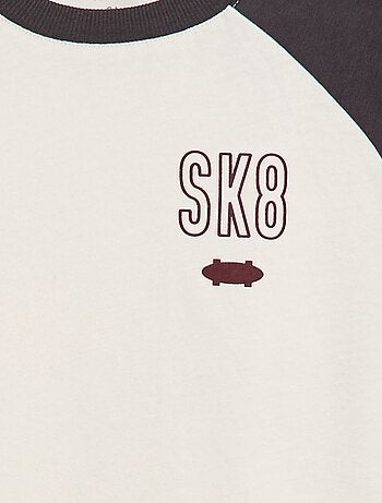 T-shirt de manga em raglã