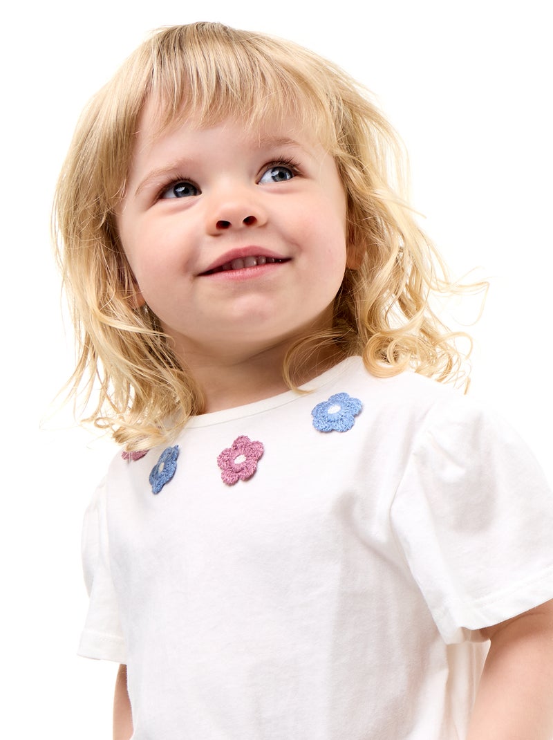 T-shirt de mangas curtas com bordados e base com folhos Branco - Kiabi