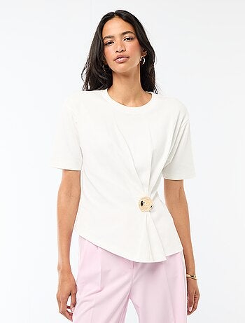 T-shirt de mangas curtas drapeado com bijuteria