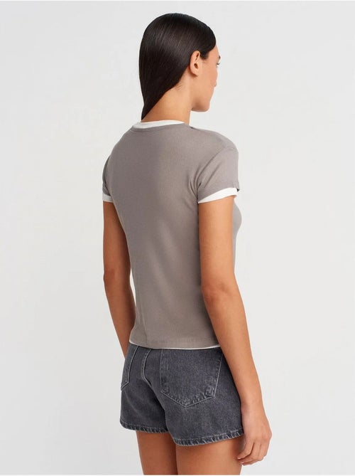 T-shirt de mulher em algodão com decote em v e botões dilvin - Kiabi T-shirt de mulher em algodão com decote em v e botões dilvin - Kiabi