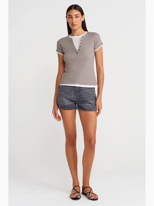 T-shirt de mulher em algodão com decote em v e botões dilvin - Kiabi T-shirt de mulher em algodão com decote em v e botões dilvin - Kiabi