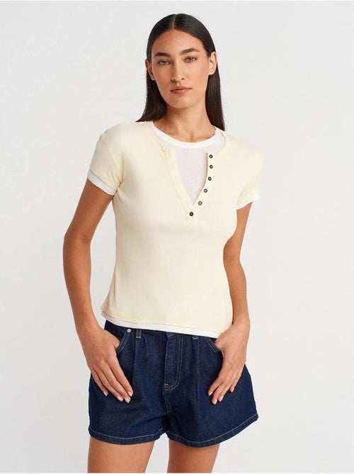 T-shirt de mulher em algodão com decote em v e botões dilvin - Kiabi T-shirt de mulher em algodão com decote em v e botões dilvin - Kiabi