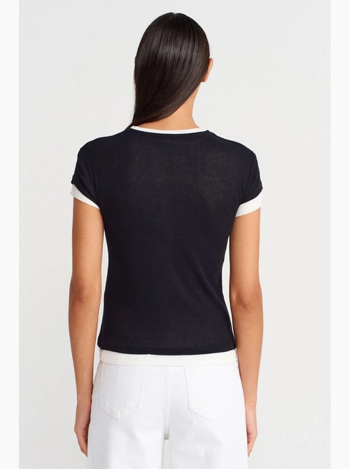 T-shirt de mulher em algodão com decote em v e botões dilvin - Kiabi T-shirt de mulher em algodão com decote em v e botões dilvin - Kiabi