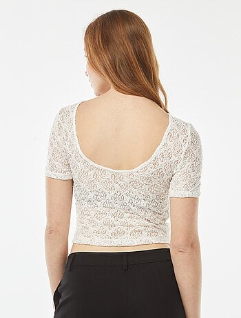 T-shirt de renda com as costas à mostra