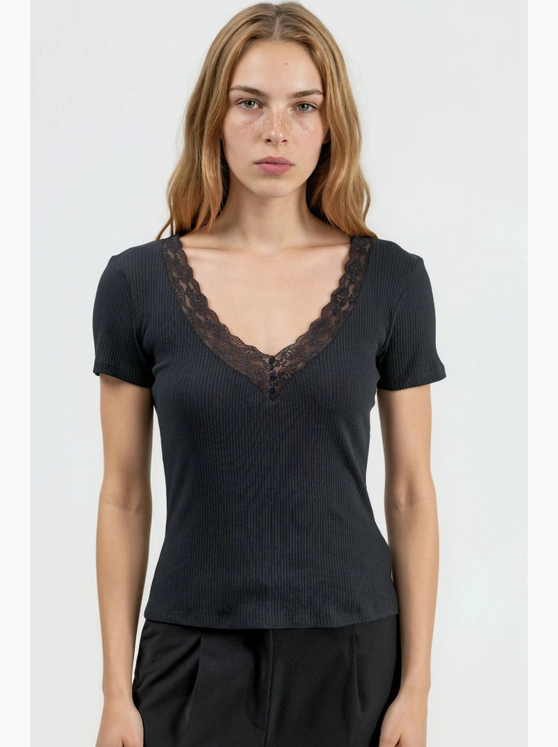 T-shirt decote v manga curta com renda busem Preto - Kiabi
