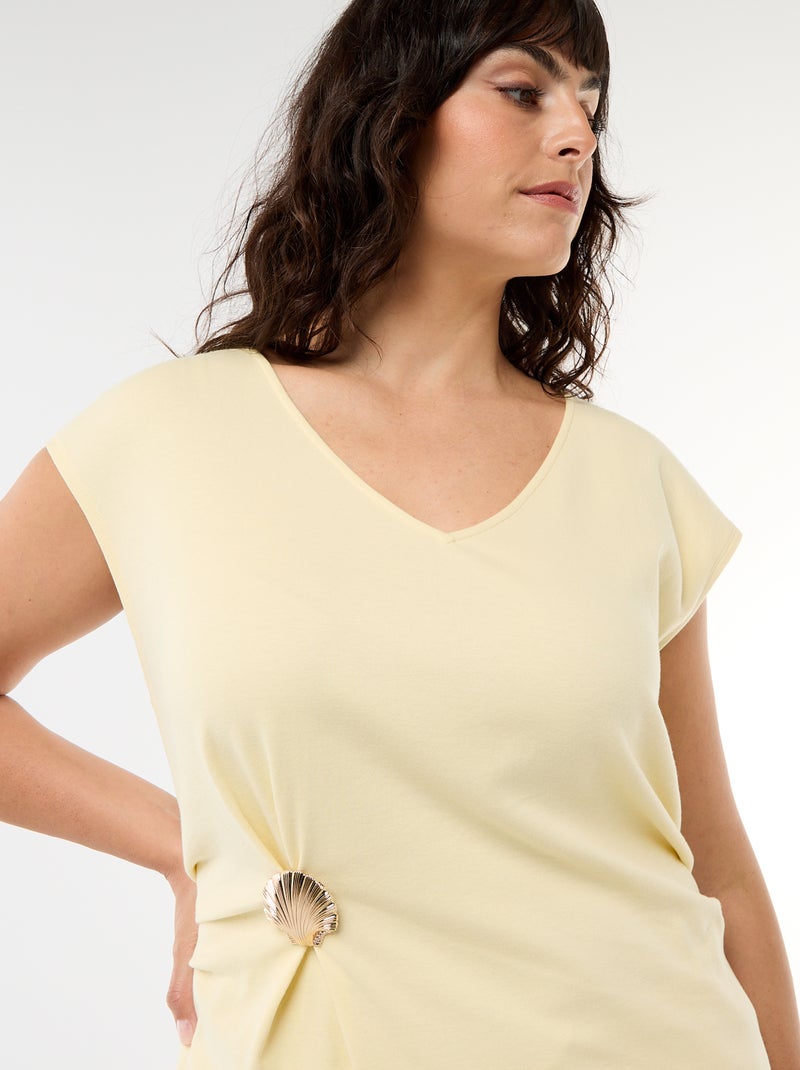 T-shirt drapeada com joia dourada Amarelo - Kiabi