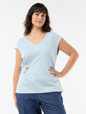 T-shirt drapeada com joia dourada