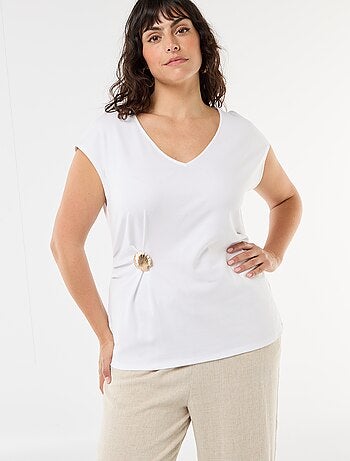 T-shirt drapeada com joia dourada