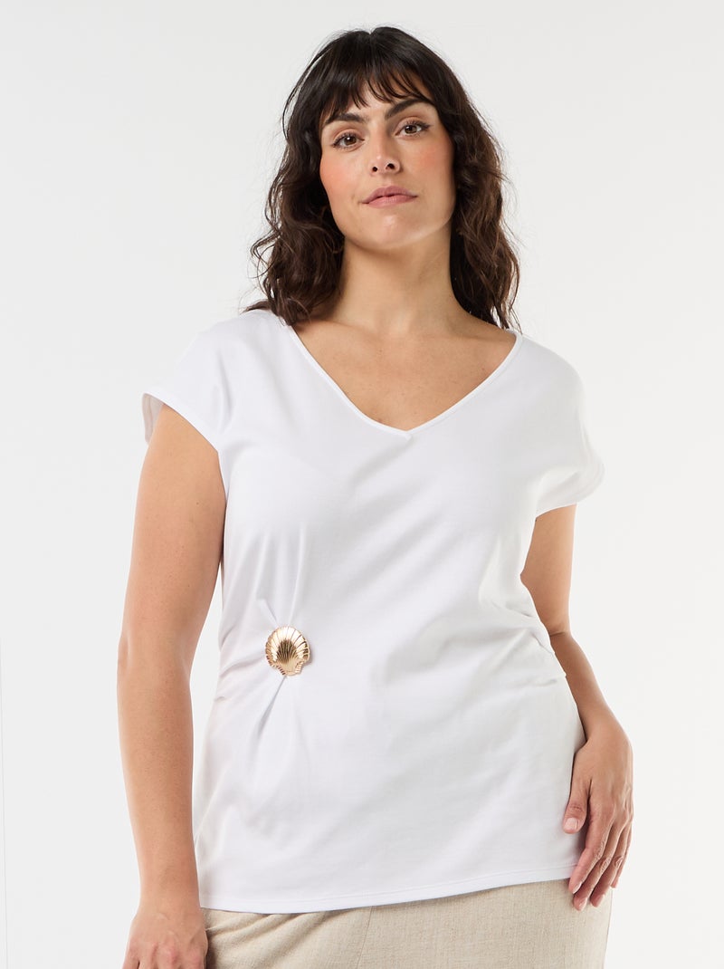 T-shirt drapeada com joia dourada Branco - Kiabi