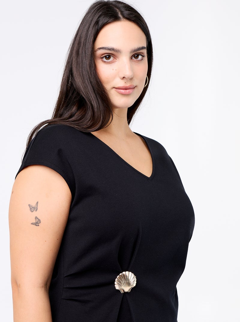 T-shirt drapeada com joia dourada Preto - Kiabi