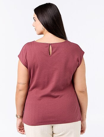 T-shirt drapeada com joia dourada