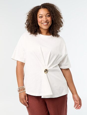 T-shirt drapeada com joia dourada tipo broche