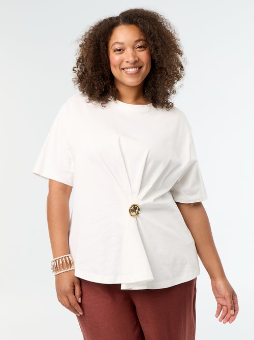 T-shirt drapeada com joia dourada tipo broche - Kiabi T-shirt drapeada com joia dourada tipo broche - Kiabi
