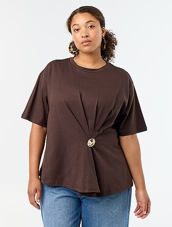 T-shirt drapeada com joia dourada tipo broche