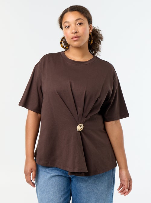 T-shirt drapeada com joia dourada tipo broche - Kiabi T-shirt drapeada com joia dourada tipo broche - Kiabi